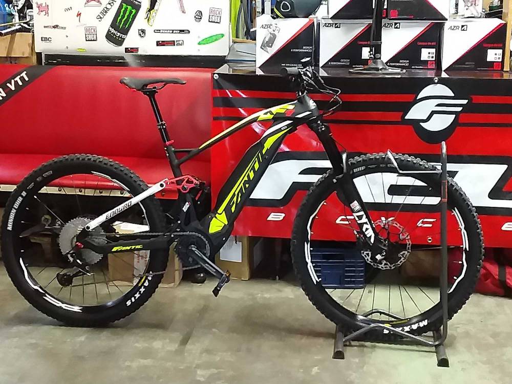 vélo vert et noir